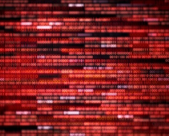 Rot-schwarzer Hintergrund mit binären Codesequenzen erinnert an „dunkle Zeiten für IoT-Geräte“. Die Zahlen, die horizontale Muster bilden, suggerieren eine abstrakte digitale Landschaft. Ihre Überlappung und Unschärfe verleihen Tiefe und Komplexität, ähnlich der steigenden Nachfrage nach Angriffsdiensten im Darknet.