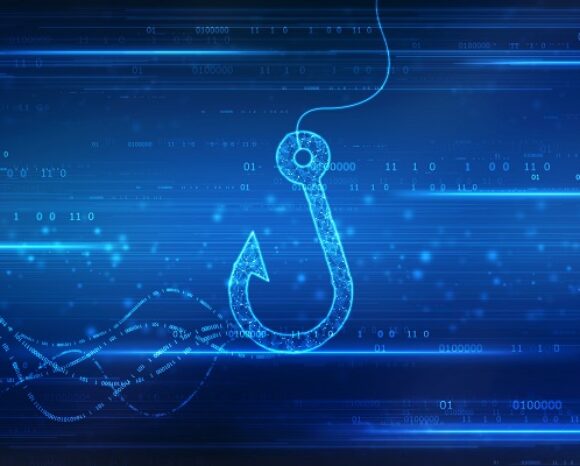 Eine digitale Illustration eines Angelhakens aus leuchtend blauen Linien auf dunkelblauem Hintergrund. Das Bild zeigt binären Code und abstrakte digitale Elemente und symbolisiert Cyber-Bedrohungen wie Phishing und Ransomware, die ihre bedrohliche Präsenz aufrecht halten.