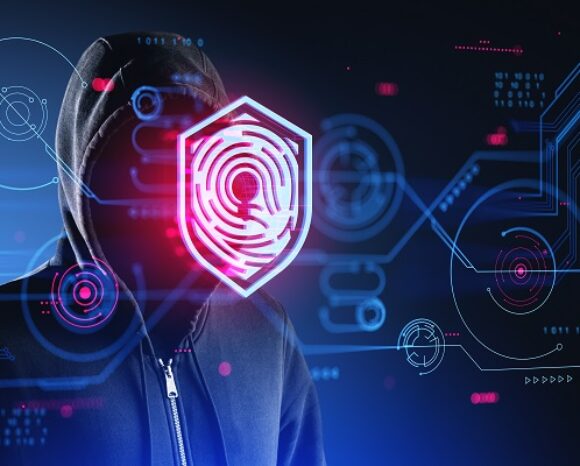Eine Person in einem schwarzen Kapuzenpullover, deren Gesicht durch einen digitalen Fingerabdruckschutz verdeckt ist, steht inmitten leuchtender Netzwerksymbole auf dunklem Hintergrund und verdeutlicht die steigende Bedrohung der Cybersicherheit, da die Cyber-Angriffe weltweit um 8 Prozent zunehmen.