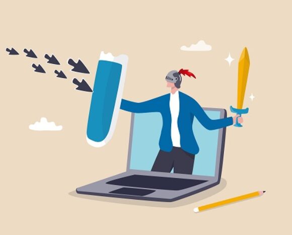 Illustration einer Person mit Ritterhelm, die aus einem Laptop hervorragt und Schild und Schwert hält. Sie symbolisiert den Anstieg der Cyberbedrohungen auf Rekordniveau. Schwarze Pfeile zeigen auf den Schild. Ein Bleistift in der Nähe ergänzt kleine Wolken und funkelt im Hintergrund.