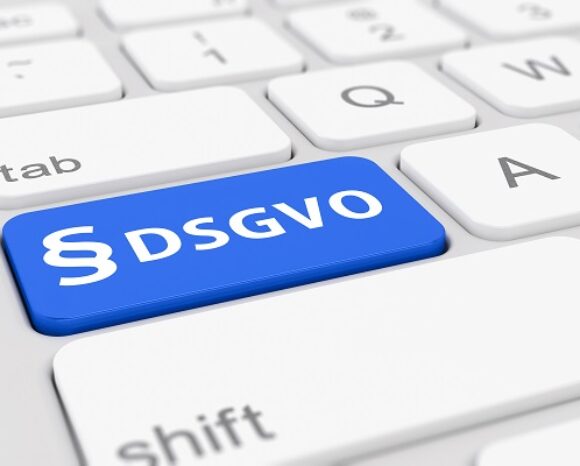 Symbol § DSGVO auf Tastatur