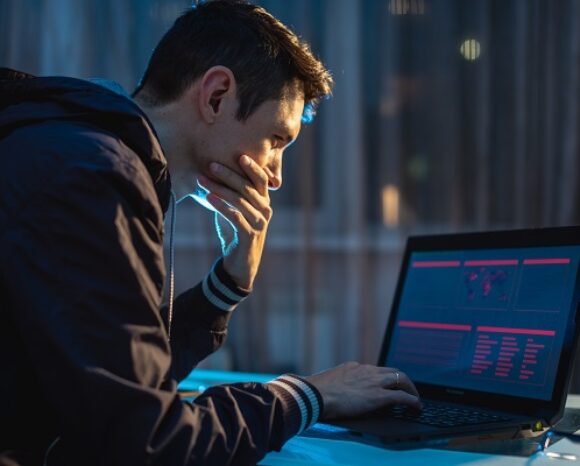 Männlicher Hacker vor Laptop