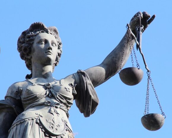 Justizia als Skulptur