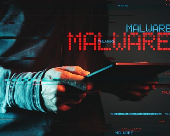 Malwarekonzept mit Mann und Tablet