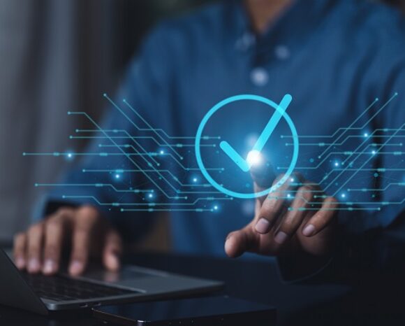 Mann vor Laptop macht einen erfolgreichen Check