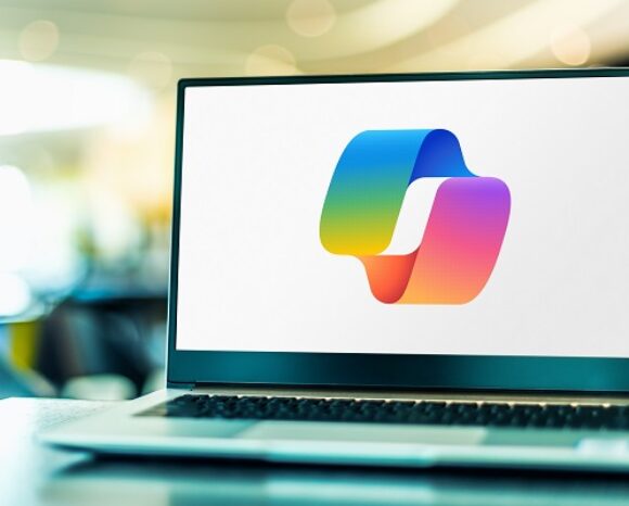 Logo von Microsoft Copilot auf Laptop-Bildschirm