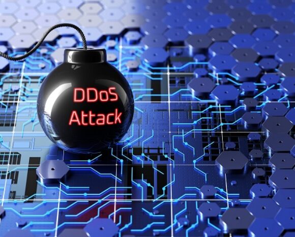 Bombe auf Platine mit ausschrift DDoS-Attack