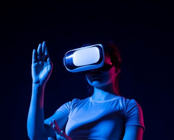 Frau mit VR-Brille