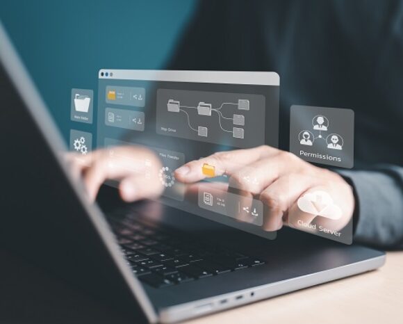 Mann tippt auf Laptoptastatur.