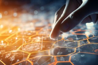 Compliance-Regeln: Businessfrau arbeitet am Tablet
