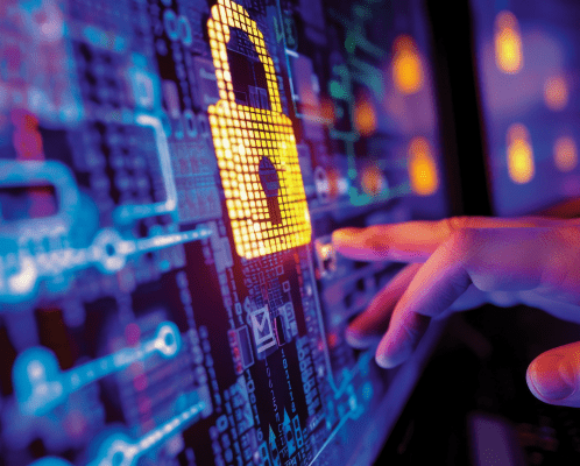 Hand tippt auf Cybersecurity-Symbol