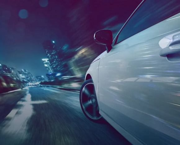 Fahrendes Auto vor City-Panorama