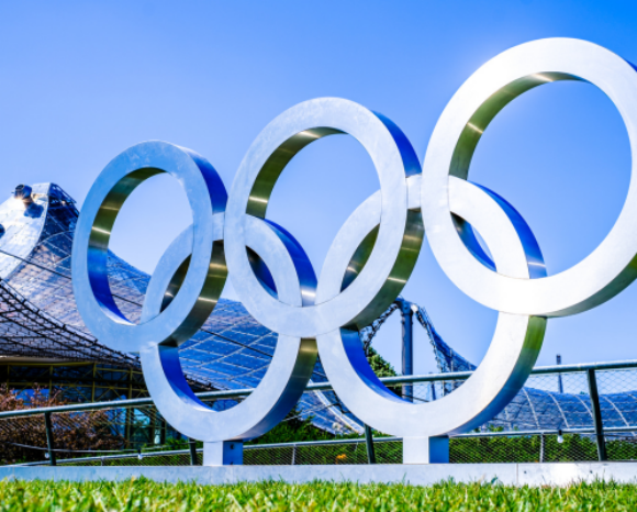 Olympische Ringe vor Stadion