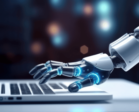 Roboterarm an einem Laptop