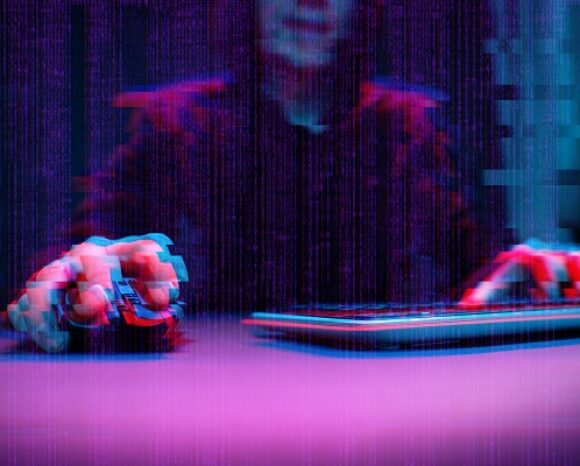 Hacker mit Glitch-Effekt