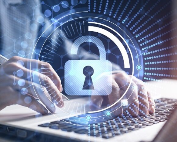 Tippende Hände auf Tastatur und Datenschutzsymbol im Vordergrund
