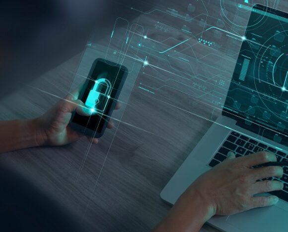 Handy und Laptop mit Datenschutz-Symbol