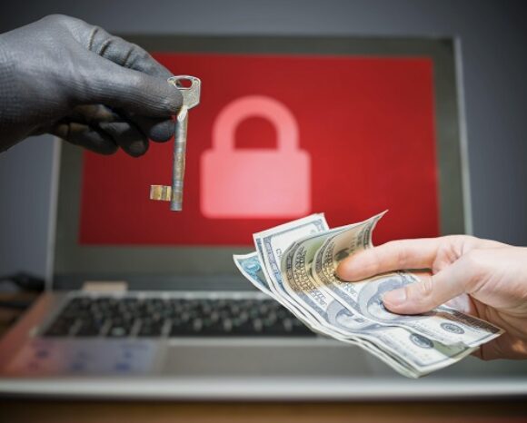 Geld wird an Ransomware-Erpresser gegen Entschlüsselung übergeben