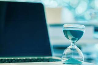 Sanduhr vor Laptop