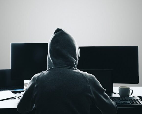 Hacker vor Monitoren