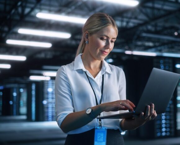 Frau am Laptop in Rechenzentrum