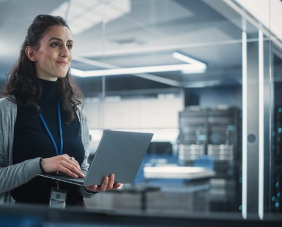 Frau managt IT-Probleme