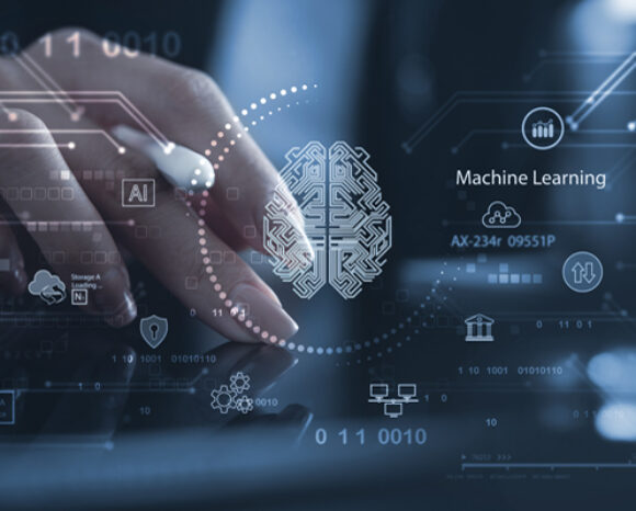 Mausklickende Hand mit Zeichung von Gehirn darüber