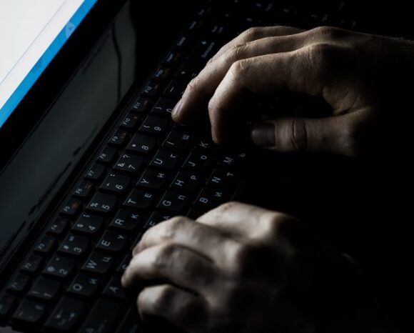 Dark-Web - Tippende Hände