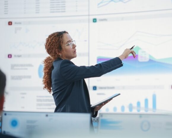 Frau erklärt vom Screen Statistiken