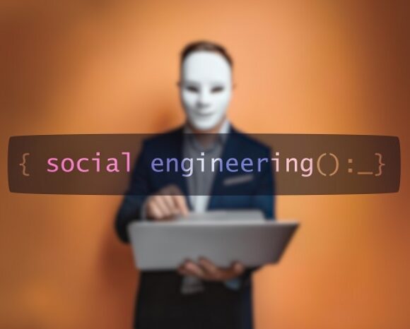 Mensch mit Maske, davor die Bezeichnung "Social Engineering"