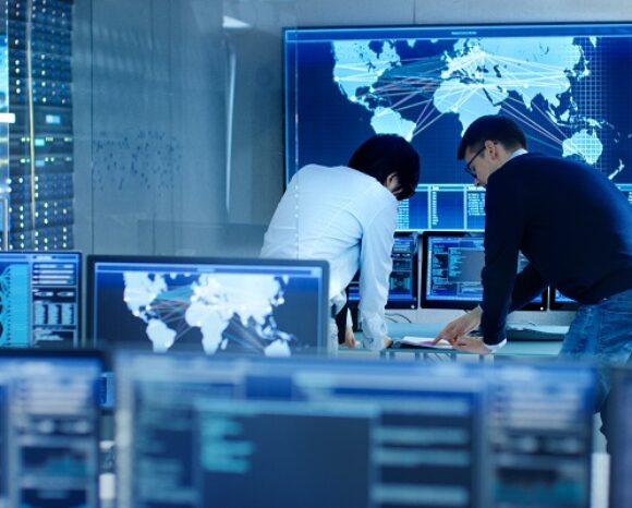 Mann und Frau im Systemkontrollraum