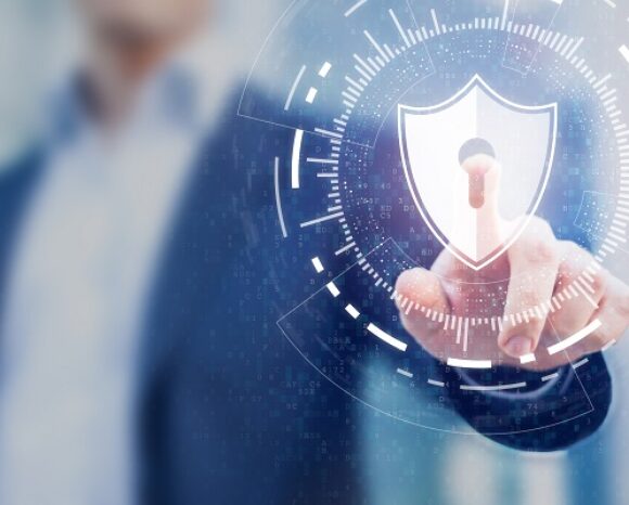 Tippende Hand auf Cybersecurity-Symbol