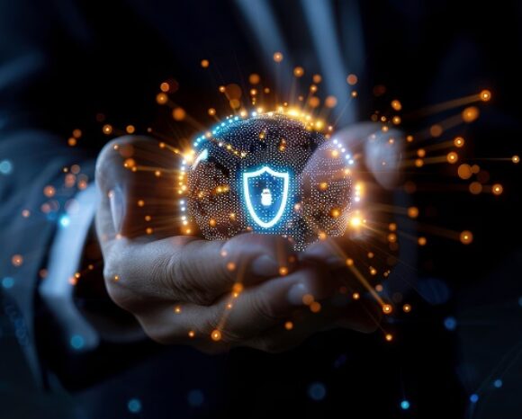 Cybersecurity-Symbol in einer Hand