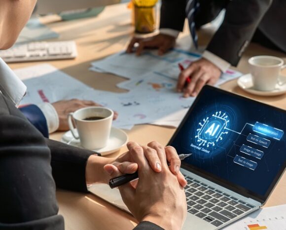 Meeting und Laptop mit AI-Symbol