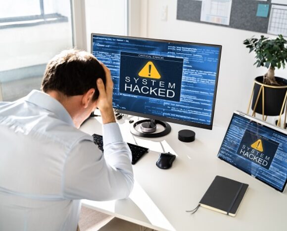 Mann vor Laptop mit gehacktem System