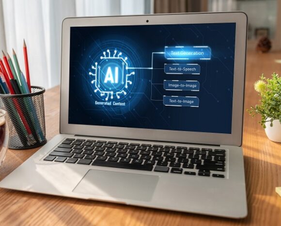 Ein Laptop auf einem Holzschreibtisch zeigt eine Schnittstelle für „KI-generierte Inhalte“ mit Optionen zur Aufgabengenerierung, Text-zu-Sprache, Bild-zu-Bild und Text-zu-Bild. Daneben stehen Buntstifte und kleine Topfpflanzen, die den 3.000-prozentigen Anstieg der geschäftlichen Nutzung von KI/ML-Tools verdeutlichen, der in einem aktuellen KI-Sicherheitsbericht festgestellt wurde.
