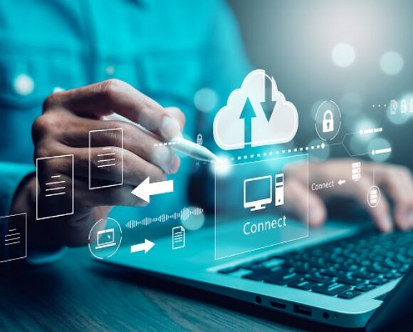Person nutzt Cloud Computing