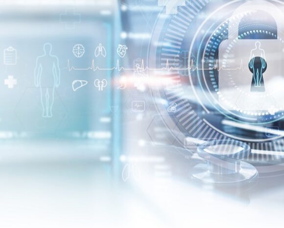 Abstraktes Medizintechnik-Bild mit einem Schloss als Symbol für Datensicherheit, umgeben von medizinischen Symbolen und EKG-Linien. Der Hintergrund kombiniert Illustrationen der menschlichen Anatomie mit futuristischen digitalen Elementen und unterstreicht die Integration von Gesundheitswesen und Technologie.