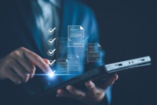 Tablet wird geklickt von Businessman