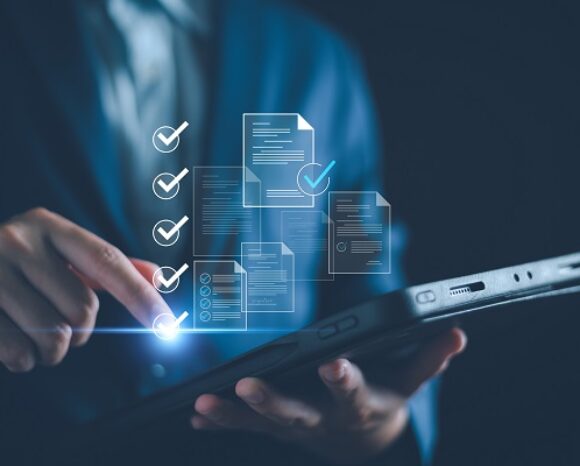 Tablet wird geklickt von Businessman