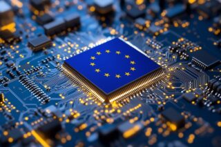 Microchip mit EU-Flagge als Symbol für digitale Souveränität