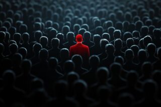 Eine Menge von Menschen und einen rot ausgeleuchteten, der hervorsticht