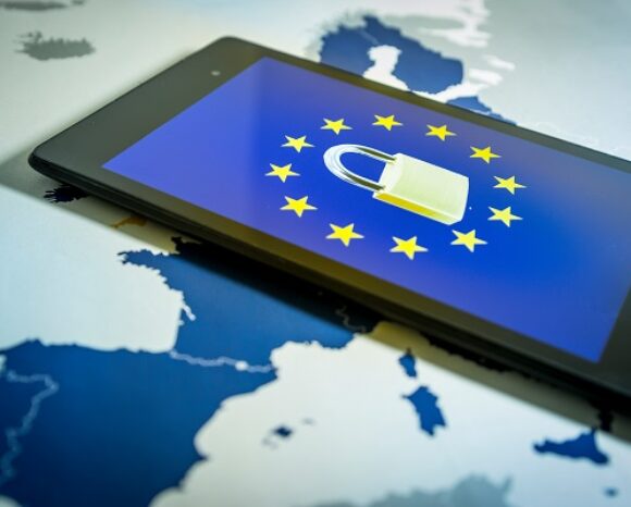 Smartphone mit Europäischer Flagge und Datenschutz-Symbol