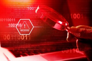 Malware-Attacke, Hand mit Lupe