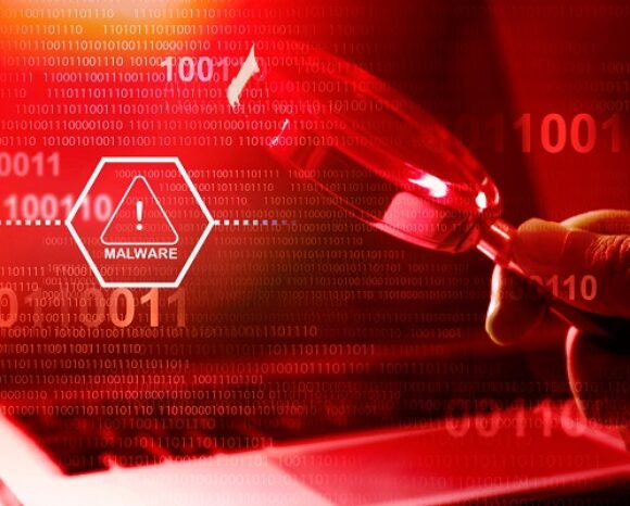 Malware-Attacke, Hand mit Lupe