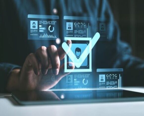 Hand tippt auf Häkchen