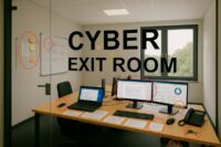 Die rot markierten Hinweise und Dokumente sind Teil des interaktiven Cybersicherheitstrainings, bei dem die Teilnehmer die versteckten Verstöße identifizieren müssen.