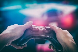 Spieler mit Gamepad