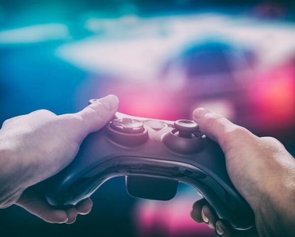 Spieler mit Gamepad