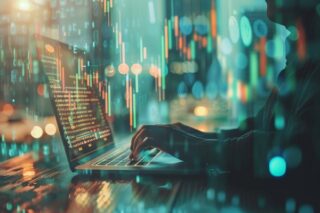 Ein Hacker in einem dunklen Raum am Laptop